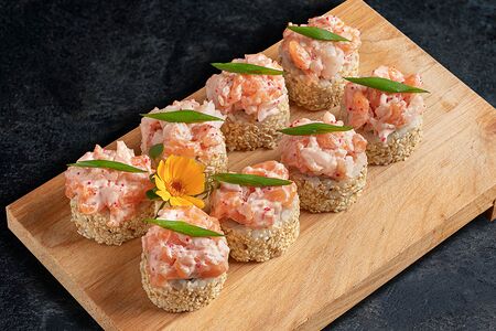 Ролл с лососем и креветкой