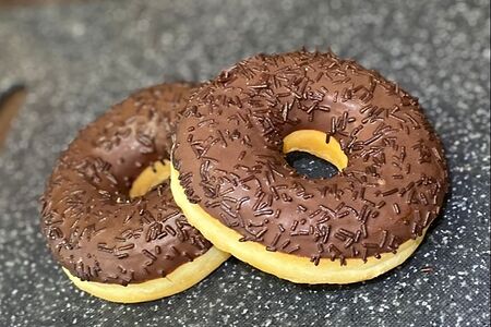 Пончик с шоколадной начинкой