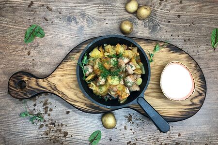 Сковородка с жареной cвининой и картофелем