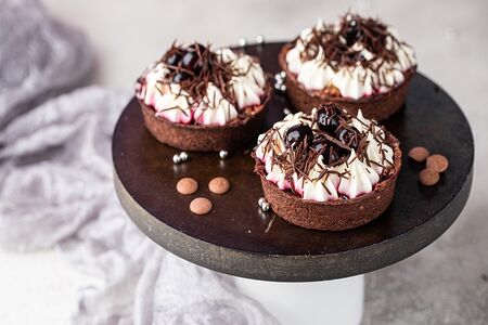 Тарталетка Шоколадная с вишней