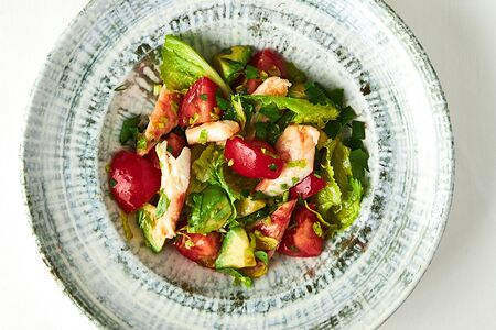 Салат с крабом, авокадо и цитрусовым соусом