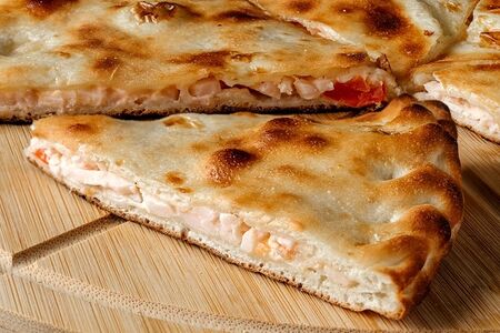 Тонкий пирог с ветчиной и томатами