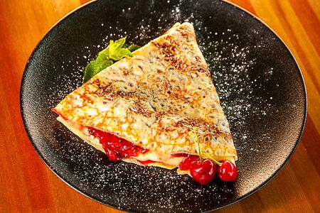 Блинчик с вишневым конфитюром