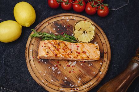 Стейк из лосося на гриле