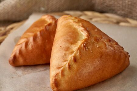 Пирожок с мясом и рисом