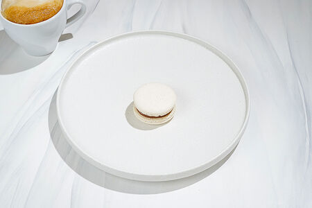 Макарон соленая карамель