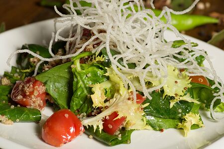 Салат с киноа и томатами