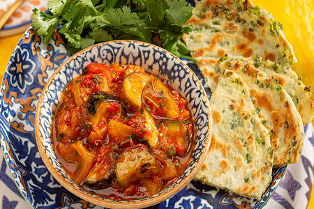 Аджапсандали с луковой лепешкой