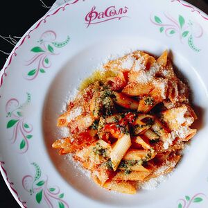 Пенне с томатами и базиликом