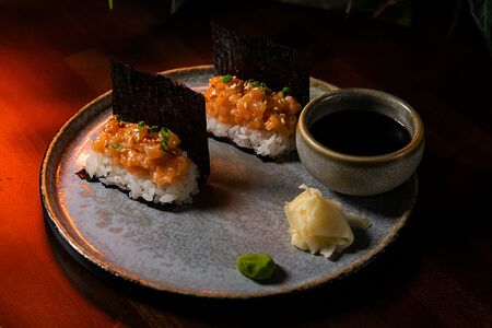 Авторский ролл с лососем