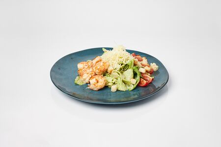 Салат Цезарь с креветками