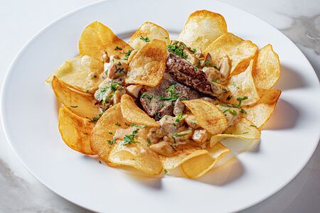 Филе говядины с пюре из цветной капусты и соусом черный перец