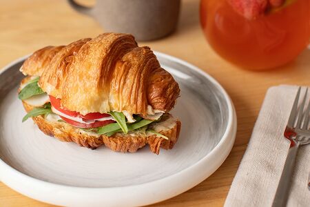 Круассан с копченой индейкой