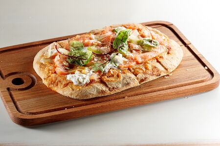 Пицца с креветками и форелью