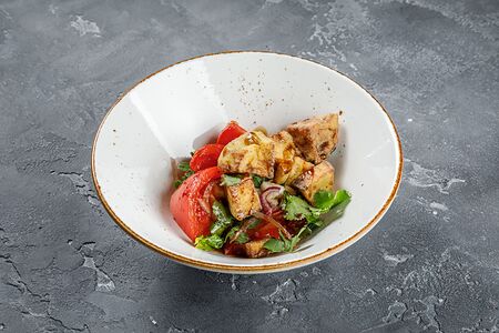 Салат с хрустящими баклажанами и томатами