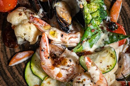 Теплый салат с морепродуктами