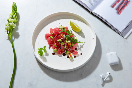 Тартар из тунца c пряными травами