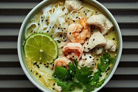 Том кха с цыпленком, креветками и стеклянной лапшой