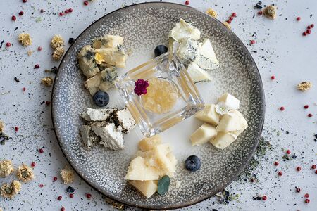 Ассорти эксклюзивных сыров с мостардой из яблок