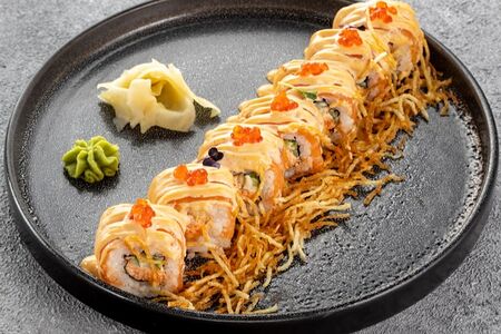 Ролл с лососем, крабом и кранч-картофелем 