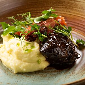 Говяжья щека, пюре, соус кальвадос