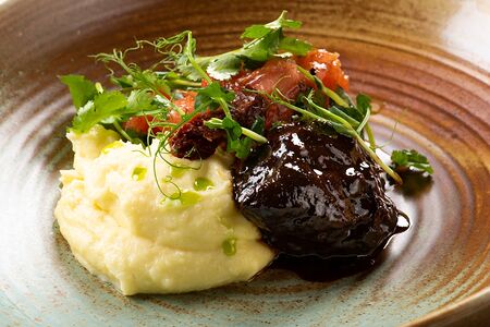 Говяжья щека с томатной сальсой с картофельным пюре