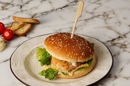 Бургер с панированной креветкой