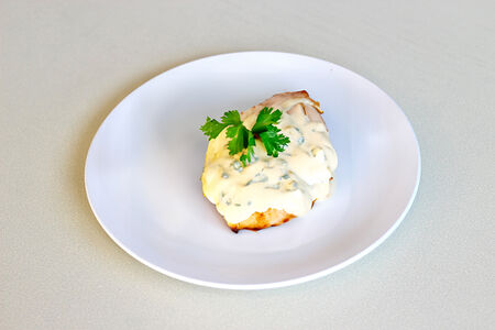 Филе бедра цыпленка тушеное в сметане