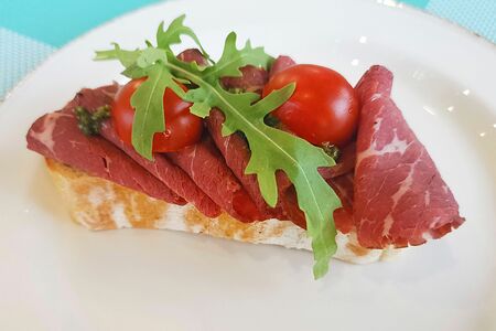 Брускетта с ростбифом