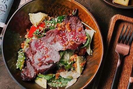 Салат с говядиной, авокадо и луковым дрессингом