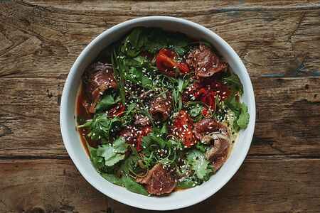 Говядина тальята, томат кимчи и паприка