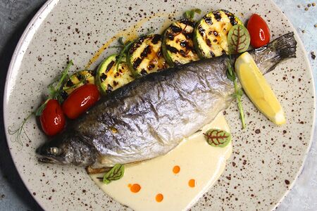 Форель речная, запеченная с кабачками