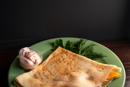 Блин с венской сосиской и сыром