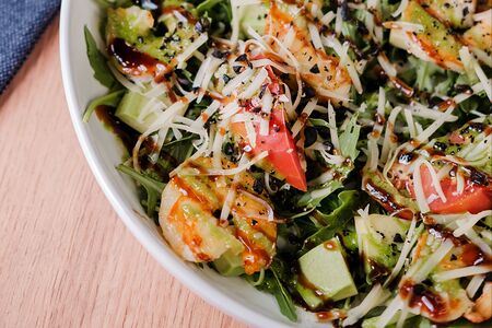 Салат с рукколой и креветками