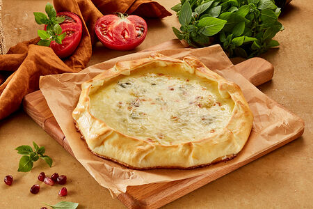 Фирменный хачапури с сыром сулугуни