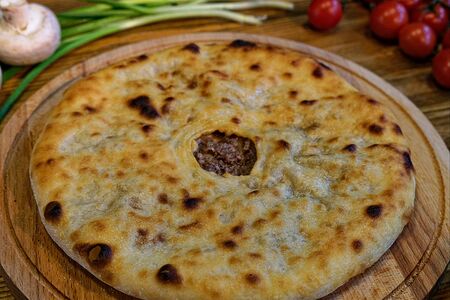 Осетинский пирог с мясом, помидорами и зеленью 