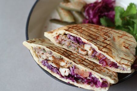 Сэндвич с курицей и кремом из маслин