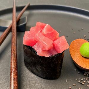 Гункан с тунцом