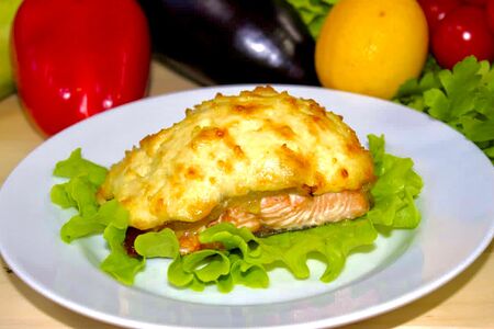 Горбуша, запеченная под сырной шапкой