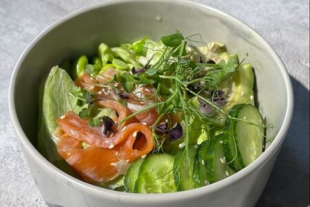 Зеленый салат с лососем