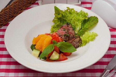 Овощной салат с говядиной
