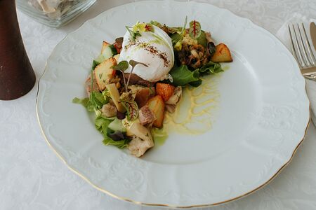 Жареный язык с пряженым картофелем