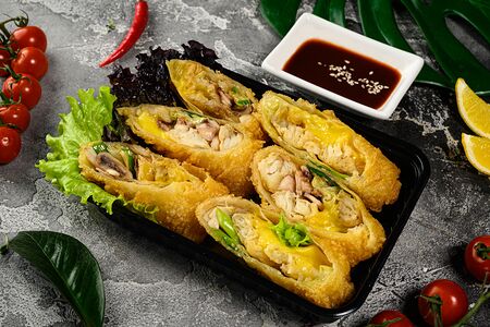 Сяке спринг-ролл