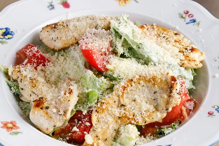 Салат с куриным филе и соусом вителло