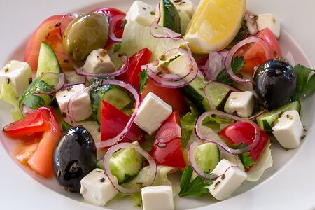 Греческий салат с гигантскими оливками и брынзой