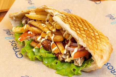 Гирос в кипрской пите