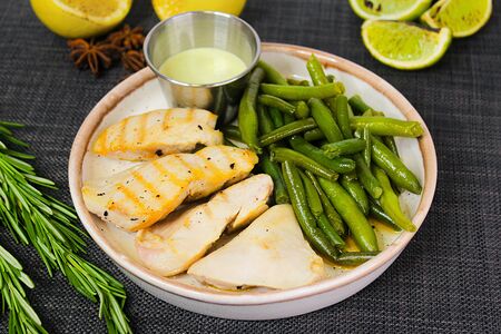 Куриный стейк с фасолью