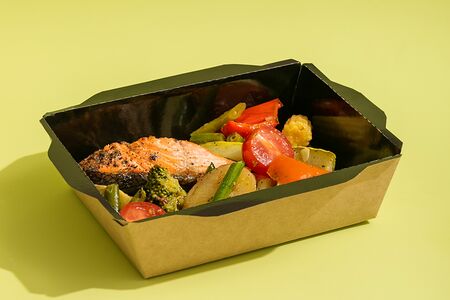 Стейк из лосося с овощами