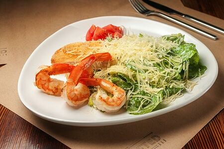 Салат Цезарь с креветками