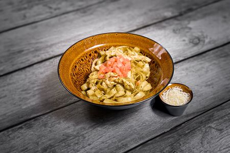 Паста с курицей и песто